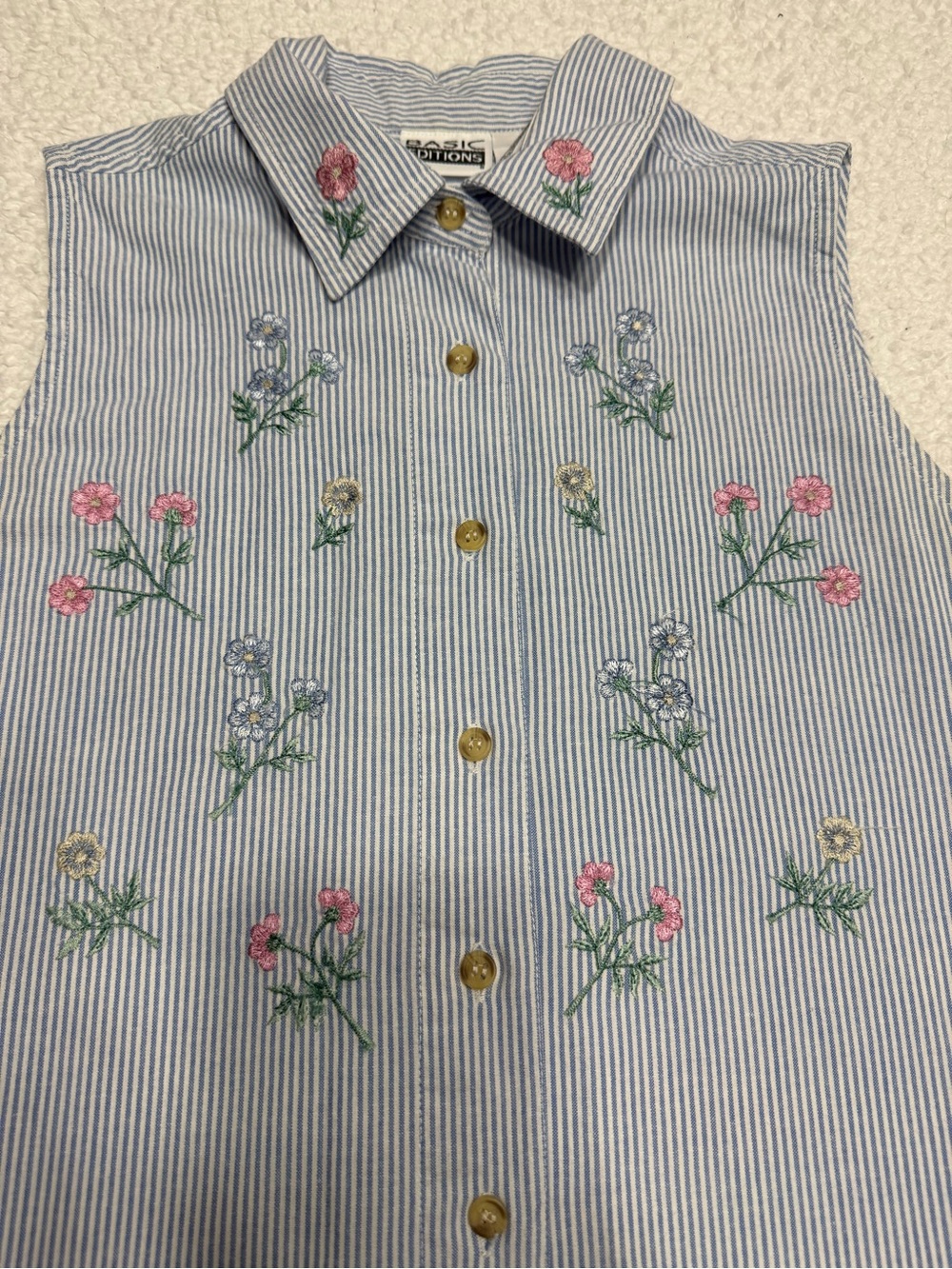 Women’s sleeveless Striped Embroidered Floral Button-Up Top - Blue, Pink size Sm